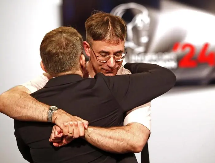 ABD0093_20240630 - KLAGENFURT - ÖSTERREICH: Bachmann-Preisträger 2024 Autor Tijan Sila und Juror Philipp Tingler am Sonntag, 30. Juni 2024, anl. der Preisverleihung der Tage der deutschsprachigen Literatur in Klagenfurt. - FOTO: APA/GERT EGGENBERGER