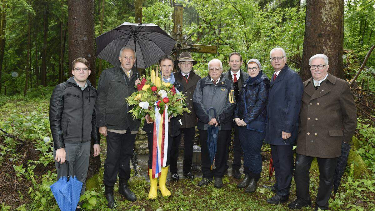 Nahmen vor etlichen Jahren noch bis zu 300 Menschen am Gedenken teil, so wird der Kreis immer kleiner – hier eine Aufnahme beim Kreuz im Wald im Jahr 2019