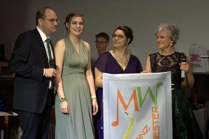 Für Abwechslung sorgte eine zweite Gruppe aus dem Verein heraus, die „Kryner-Mix“, welche volkstümlichen Oberkrainer-Sound zum Besten gab. Die Gesangssolisten – Engelbert Sattler mit seinen Töchtern Daniela und Kathrin sowie Assi Leitner – begeisterten ebenfalls.