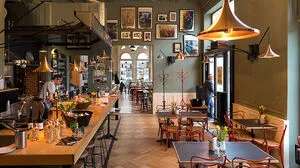 Im Restaurant Dogenhof kommen zum Beispiel alte Türen als Wandvertäfelung zum Einsatz