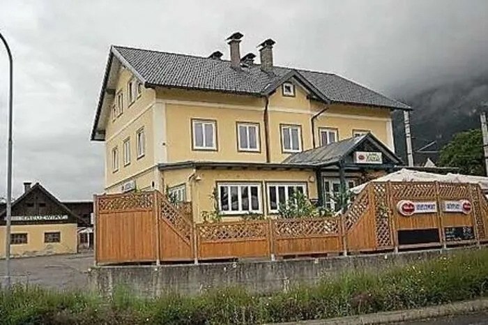 Gasthaus in Weißenstein, 500 Quadratmeter Nutzfläche zuzüglich Nebengebäude. Gasträume im Erdgeschoss mit bis zu 80 Sitzplätzen. Eigentümerwohnung und zwei vermietete Kleinwohnungen im Obergeschoss. Kontakt: Barta Immobilien.