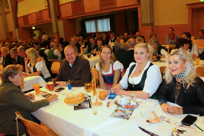 Den Jubiläums-Bockbieranstich ließen sich unter anderen  Landtagsabgeordetner Karl Petinger, Bürgermeister Ernst Meixner, Geschäftsführer Otto Roiss und Produktionsleiter Johann Langmann von der Bauer-Group, Vizebürgermeister Walter Gaich, Stadtrat Markus Leinfellner, Altbürgermeister Wolfgang Plattmeier von der Partnerstadt Hersbruck in Nürnberg sowie Nationalrätin a.D. Sophie Bauer.