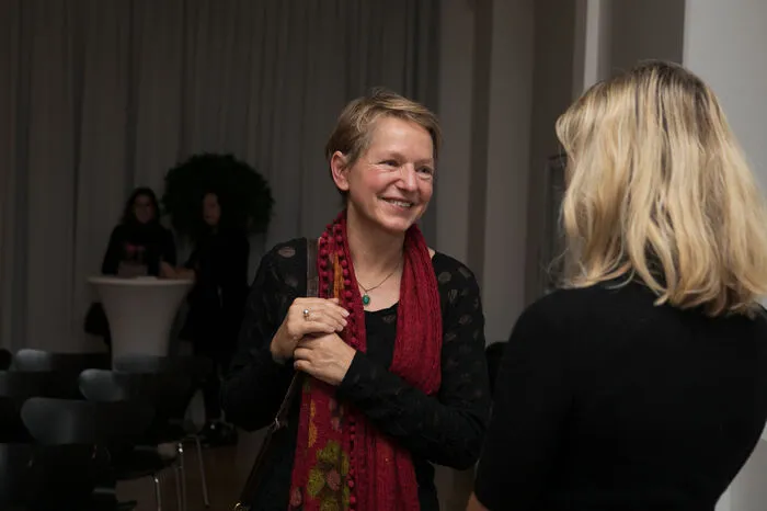 Die Künstlerin des Preises, Claudia Dzengel, im Gespräch mit Schriftstellerin Valerie Fritsch