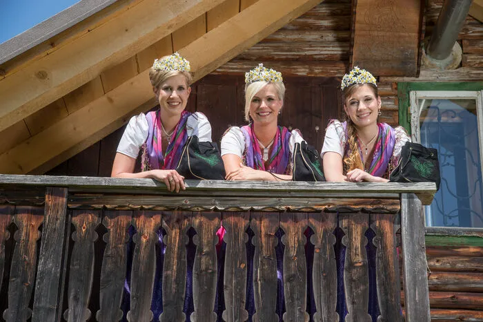 Seit dem Narzissenfest 2015 repräsentierten Königin Sabrina Schober (Mitte) aus Deutsch Goritz sowie ihre Prinzessinnen Marie-Theres Gewessler aus Bad Mitterndorf (rechts) und Lisa Niederauer aus Bad Ischl das Ausseerland-Salzkammergut.