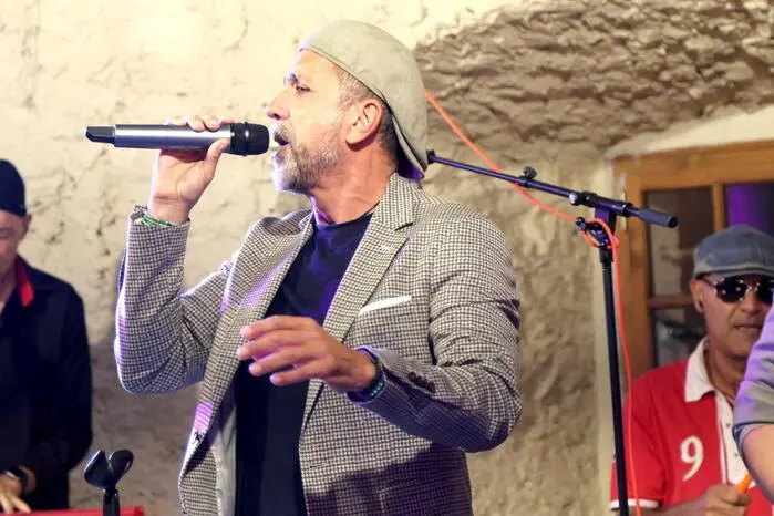 Übrigens. Eines kam nach den ersten Nummern klar zum Vorschein: Dem Sextett mit Frontman „Dr. Südbahn“ flogen gleich von Beginn an die Herzen der Zuhörer zu.