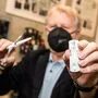 In den Friseursalons ist Haareschneiden nur mit negativem Corona-Test möglich - zeigt Innungsmeister Georg Wilhelmer