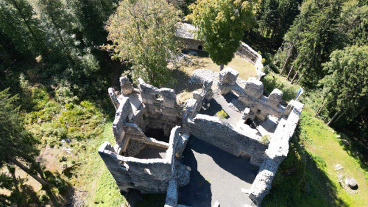 Die Burg Aichelberg von oben