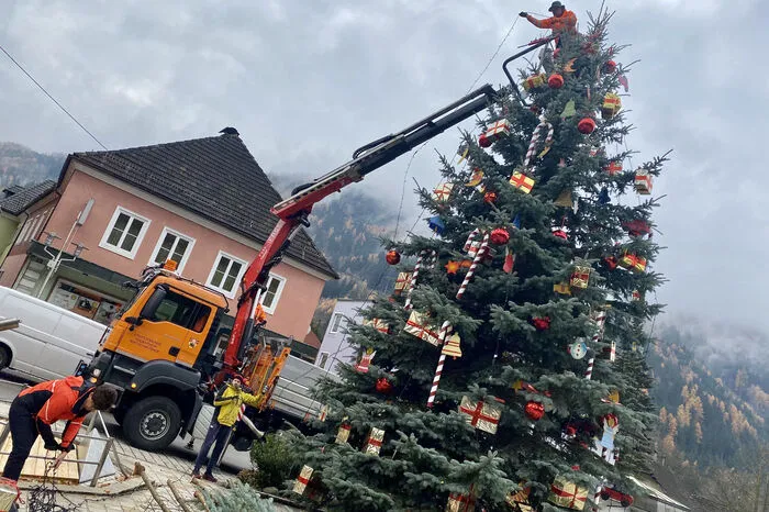 Der Christbaum in Radenthein ist wurde wieder festlich geschmückt