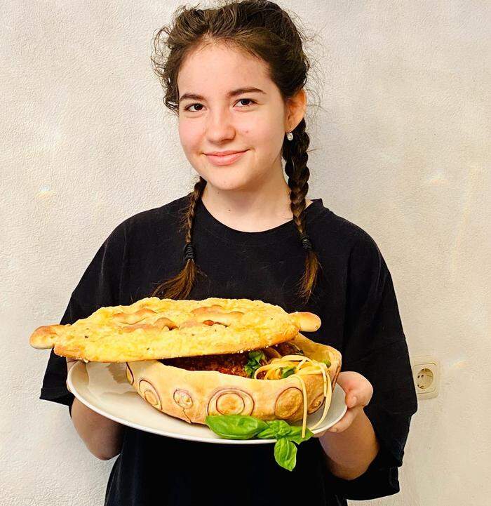 Fertig! Elena serviert Pasta im Pizza-Topf