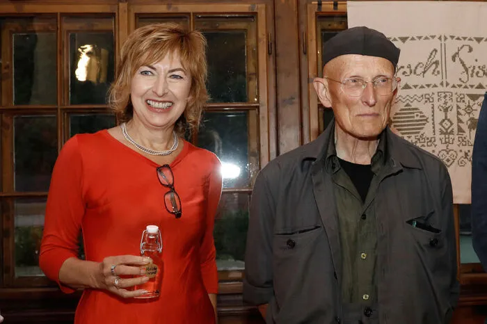 eisenerZ*ART-Mastermind Gerhild Illmeier, im Bild mit Bodo Hell, war vom Publikumsandrang angetan.