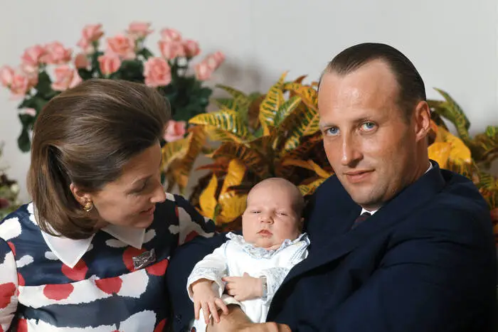 Haakon ist der älteste Sohn von König Harald V. und Königin Sonja. Geboren wurde er am 20. Juli 1973 in Oslo.