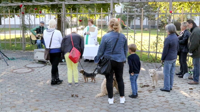 Die Stadtpfarre St. Veit lud anlässlich des Gedenktages des Heiligen Franz von Assisi am Vortag des Welttierschutztages (4. Oktober) zur Tiersegnung in den Wayerfeld-Park. 