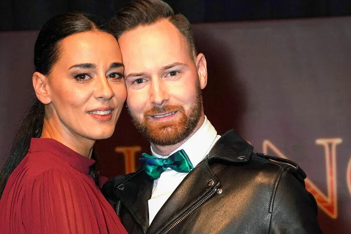 Schauspielerin Edita Malovcic tanzt mit Florian Vana