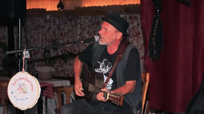 Charlie Kainz, Robert Masser und Gerhard Steinrück präsentierten im Rahmen des Schilcherhof-Sommerfestivals in Ligist als „Charlie und die Kaischlabuam“ einen Konzertabend mit den musikalischen Zutaten Dialekt, Country und eaggae.