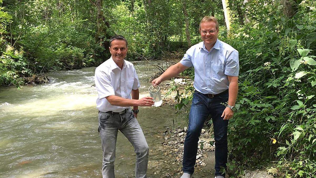 Heimo Rinösl und Amtsleiter  Horand Gailer freuen sich, wenn die Tiebelquellen sprudeln