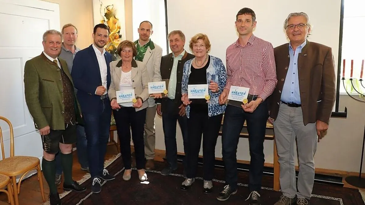 Landesrat Schuschnig (Dritter von links) mit Vertretern der ausgezeichneten Betriebe 