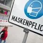 ABD0004_20201223 - HEILBRONN - DEUTSCHLAND: ARCHIV - 21.10.2020, Baden-Württemberg, Heilbronn: Zwei Passantinnen gehen in einer Fußgängerzone hinter einem Schild vorbei, auf dem «Maskenpflicht» steht. Wer aus geringer Distanz angeniest oder angehustet wird, läuft trotz Mund-Nasen-Masken Gefahr, sich mit dem Coronavirus anzustecken. Das Tragen von Masken und das Abstandhalten bieten jedoch in den meisten Fällen einen guten Schutz vor der Ansteckung mit dem Coronavirus. (zu dpa: «Ansteckungsgefahr trotz Maske bei Niesen und Husten») Foto: Sebastian Gollnow/dpa +++ dpa-Bildfunk +++. - FOTO: APA/dpa/Sebastian Gollnow