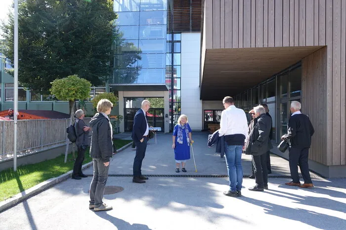 Direktorin Ulrike Pieslinger begrüßte die "Landpartie" vor dem BG/BRG Stainach
