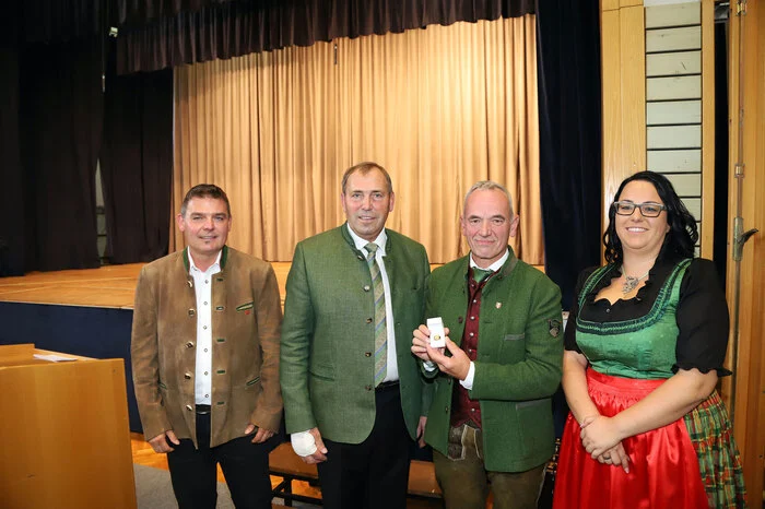 Im Rahmen der Feier bekam der ehemalige langjährige Vizebürgermeister der Gemeinde, Silvester Stanzer, im Beisein von Vizebürgermeisterin Melanie Rauchenberger und dem Finanzreferenten Johann Schwaiger der Ehrenring der Gemeinde von Bürgermeister Alois Breisler überreicht.