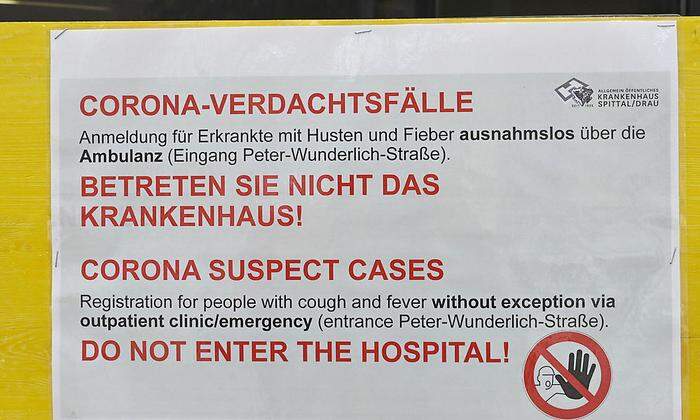 Warnschilder vor dem Krankenhaus Spittal