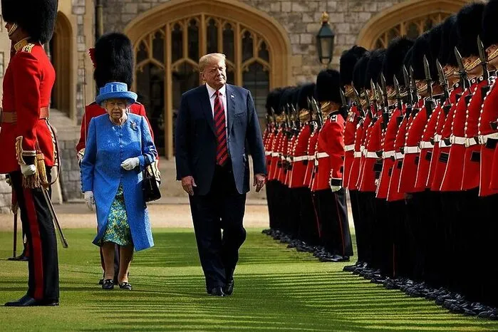 Das Ehepaar Trump kam zu dem Besuch auf Schloss Windsor einige Minuten verspätet an.