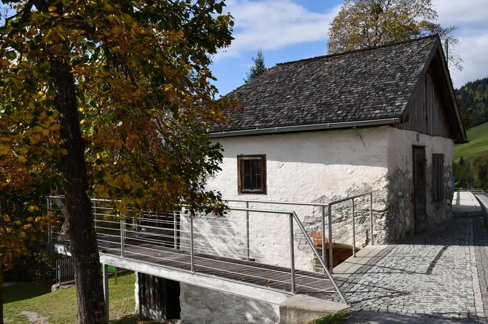 Der Weg beginnt mitten in Greifenburg unterhalb des alten Mauthäusls, in dem zu früherer Zeit die Maut für Reisende vom Drautal nach Osttirol eingehoben wurde.