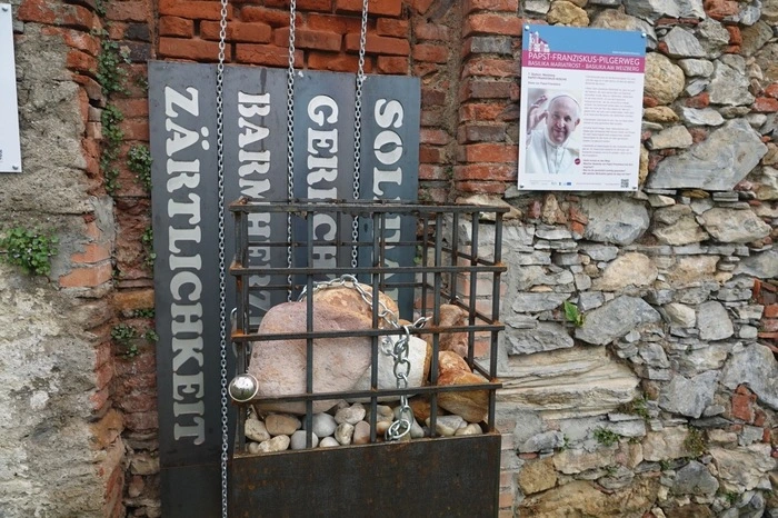 Die Begriffe „Barmherzigkeit, Zärtlichkeit, Gerechtigkeit und Solidarität“ des von Willi Fink gestateten Kunstwerk stehen im Mittelpunkt.