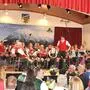 Der Beginn der „Roas“ nach der Messe in der Pfarrkirche: der Radiofrühschoppen im voll besetzten Dorfsaal in Tauplitz