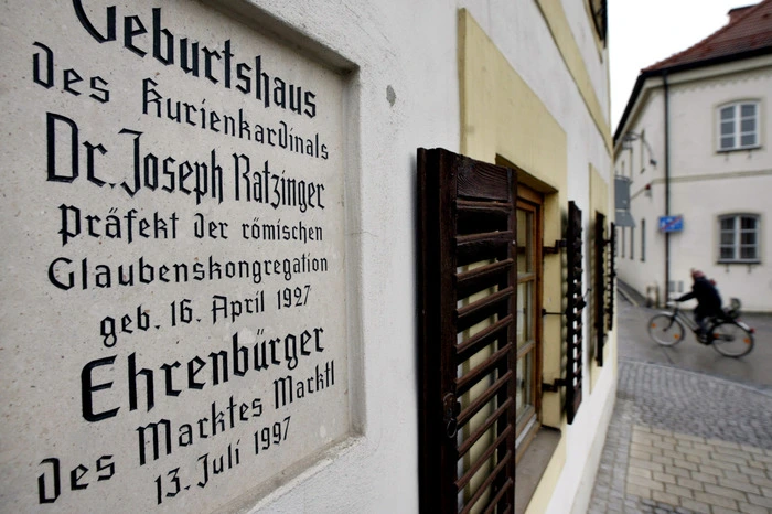 Sein Vater war Gendarmeriemeister, seine Mutter Köchin. Kindheit und Jugend verbrachte er hauptsächlich in Traunstein.
