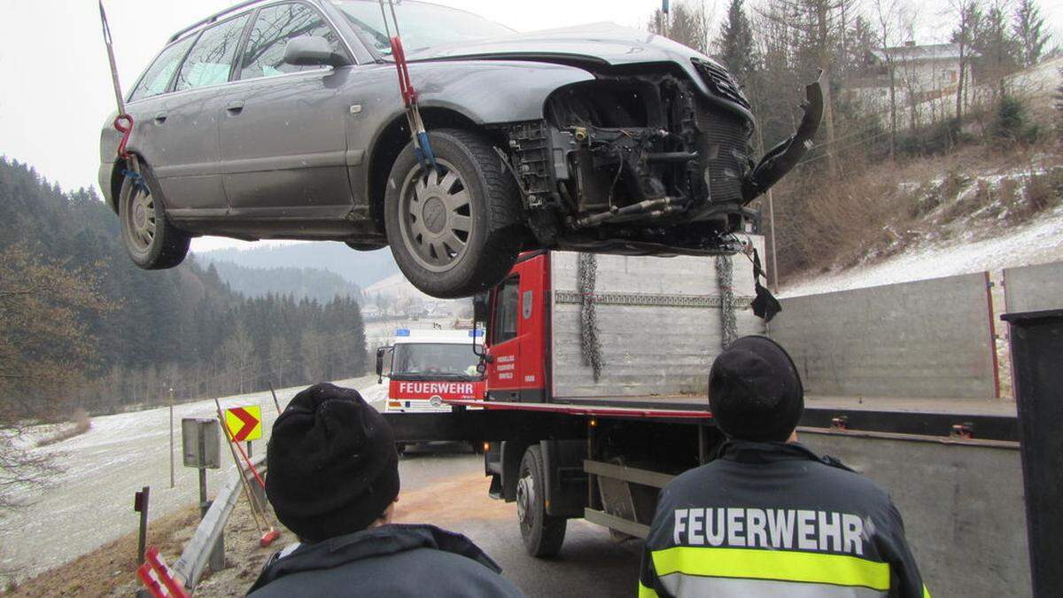 Feuerwehr Birkfeld im Einsatz bei Autobergung