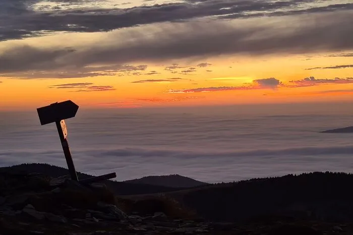 Raus aus dem Neben zog es Leserreporter Franz Scheicher aus Köflach. Auf dem Rappold hielt er diesen schönen Sonnenaufgang mit der Kamera fest. "Kein Wind, angenehme Temperaturen, Wesentlich wärmer als im Tal", schreibt er.