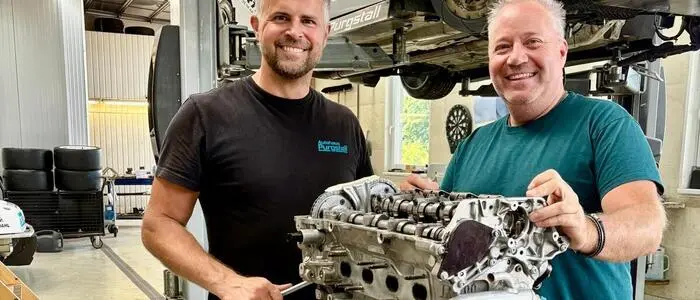 Hermann Waldy (rechts) mit dem runderneuerten Motor
