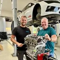 Hermann Waldy (rechts) mit dem runderneuerten Motor