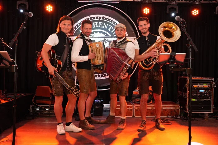 Für Unterhaltung sorgt die "COMBO" aus dem unteren Gailtal. Seit 2015 unterhalten die vier Musiker die Zuhörer landauf landab mit volkstümlicher Musik im Stil der Oberkrainer. Manuel Wiegele, Christian Muschet, Tobias Lippauer und Heimo Platzner