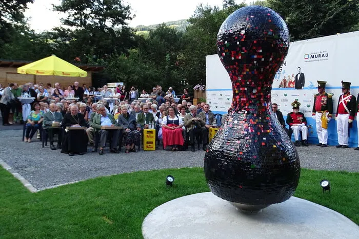 Die Skulptur von Stefan Glettler hat die Form eines Stehaufmännchens.