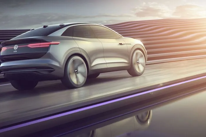 Wie der Name schon sagt, ist er ein Crossover, eine Mischung aus SUV und Coupé. Und wie seine Brüder steht er auf dem modularen Elektrifizierungsbaukasten. Das bedeutet: Der I.D. Crozz ist 4625 mm lang. Für die Breite ergeben sich 1891 mm, hoch ist die Studie 1609 mm. Die Achs- und Antriebsmodule rücken weit nach außen, dazwischen spannt sich ein Radstand von knapp 2,8 Metern.