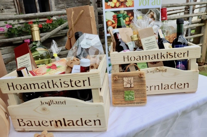 ...Direktovermarkter präsentierten außerdem ihre kulinarischen Köstlichkeiten, in der alten Rauchstube wurde am offenen Feuer gekocht.