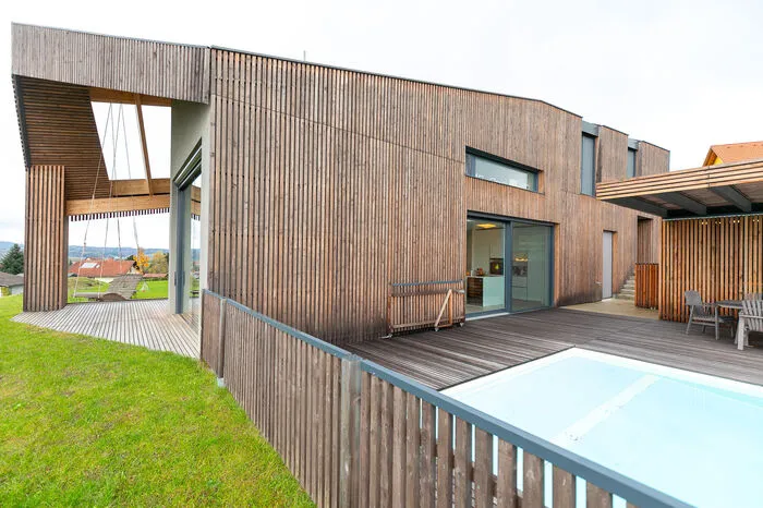 Das Haus wurde nach rund zweijähriger Planungs- und Bauphase 2017 fertiggestellt. Auch das Poolhaus ist im gleichen Stil erbaut.
