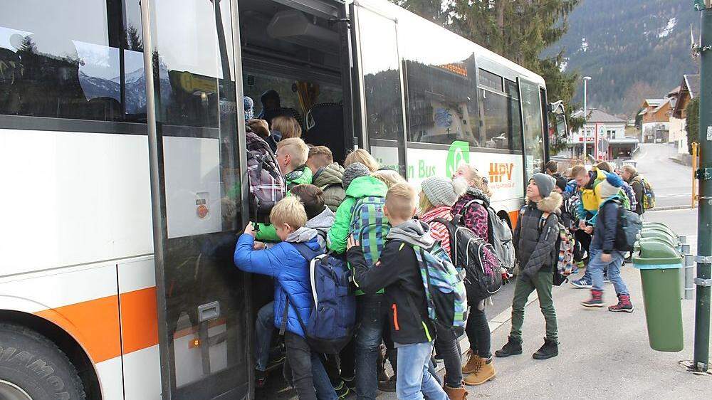 Überfüllte Schulbusse sind Eltern und Politikern ein Dorn im Auge