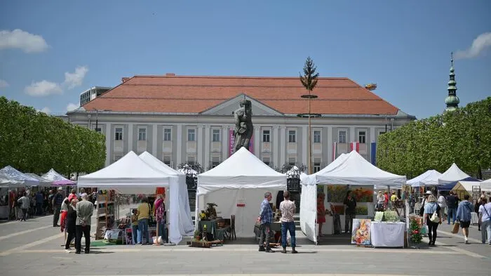 Wetterglück für den Kunsthandwerksmarkt am Neuen Platz in Klagenfurt. Von Holz bis Keramik gibt es allerhand Schönes - klicken Sie sich durch die Bilder!