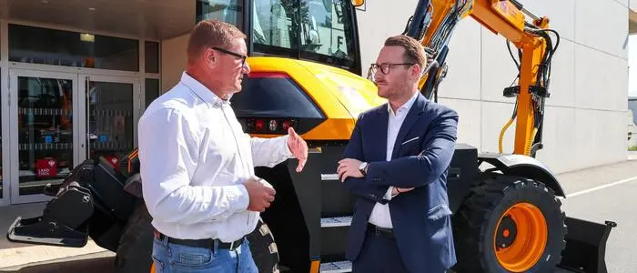 Philipp Wohlgemuth (rechts) macht sich vor Ort ein Bild von den neuen Geräten für die Straßenerhaltung