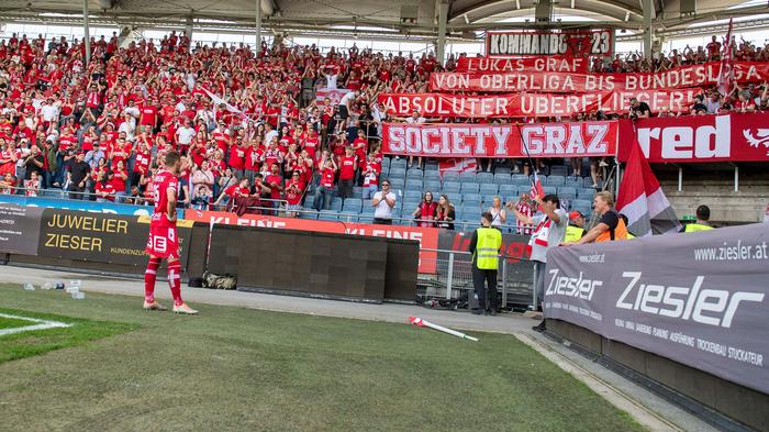 Die GAK-Fans würdigen Lukas Graf mit einem Transparent
