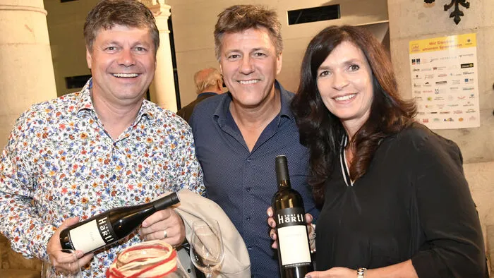 Topwinzer Toni Hartl (Mitte) aus Reisenberg-Leithaberg in Burgenland mit Bürgermeister Gerhard Pirih und dessen Gattin Petronilla.