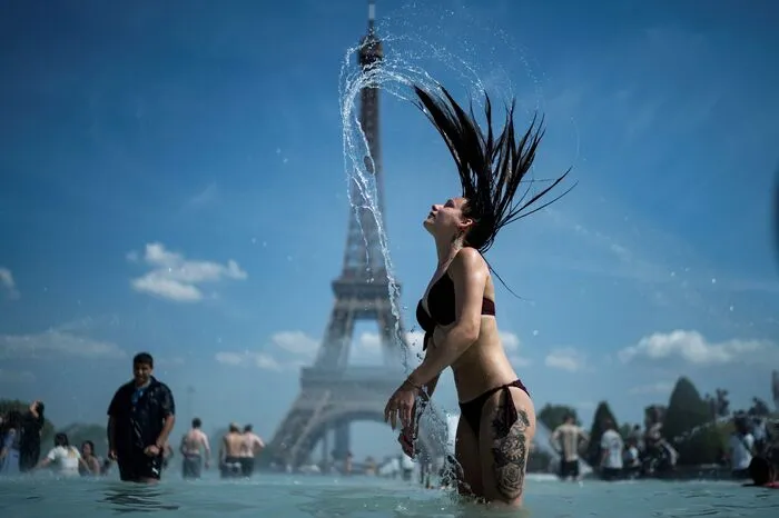 In Paris wurden alle Brunnen zu Schwimmbecken umfunktioniert.