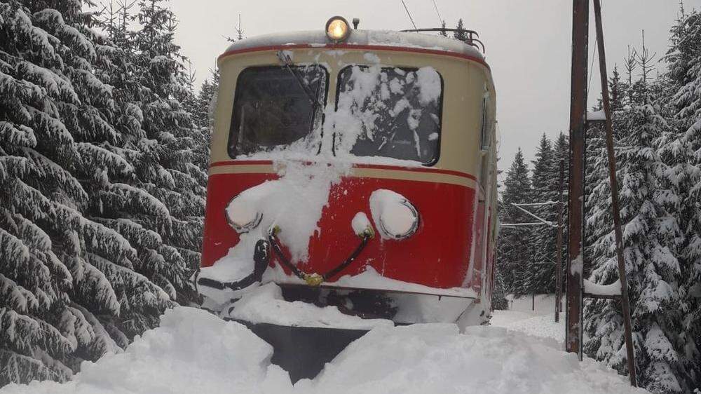 Auf der Bergstrecke der Mariazellerbahn waren im Jänner rund 30 Bäume auf die Oberleitung gestürzt. Der rund 36 Kilometer lange Abschnitt wurde gesperrt. Bild: Ein eingeschneiter Zug