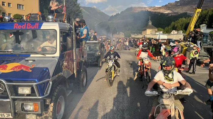 Der "Sturm auf Eisenerz" brachte die Innenstadt von Eisenerz regelrecht zum Kochen. Fahrer - motorisiert oder per Fahrrad - begeisterten die unglaublich zahlreichen Zaungäste, welche den Straßenrand säumten.