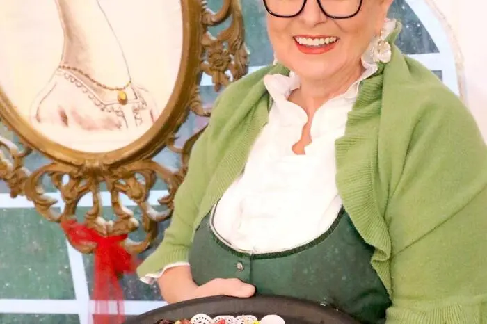 Brunnerhof-Chefin Iris Stromberger (Foto) konnte zum Gansl-Auftakt am Mittwochabend unter anderen die Vizepräsidentin der Landwirtschaftskammer Kärnten, Astrid Brunner, die Gansl-Experten Christian Granitzer ( Stockenboi) und Bernhard Golob (Straßburg), Weinprofi Günther Jordan, Raiffeisen Mittelkärnten-Vorstand Nikolaus Primeßnig, Kärntner Geflügelwirtschafts-Obmann Dieter Obereder, Mahle Filtersysteme-Geschäftsführer Klaus Schöffmann, Kärnten Werbung-Projektmanagerin Gertrude Ortner sowie den ehemaligen Landtagspräsidenten Rudi Schober und Kleine Zeitung St. Veit-Teamleiter Andreas Hoi willkommen heißen. 