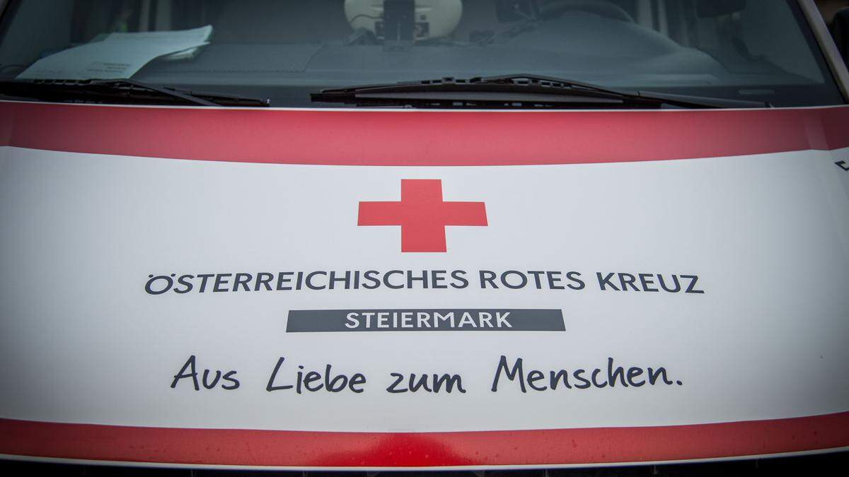 Die verletzten Skifahrer wurden vom Roten Kreuz ins Spital gebracht
