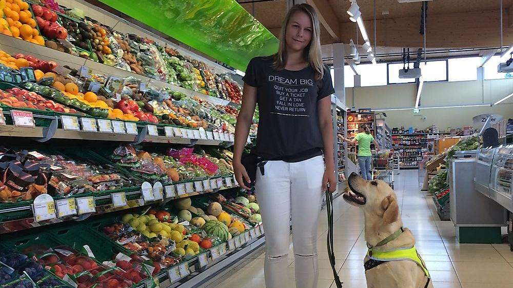 Larissa mit ihrem Sammy im Supermarkt