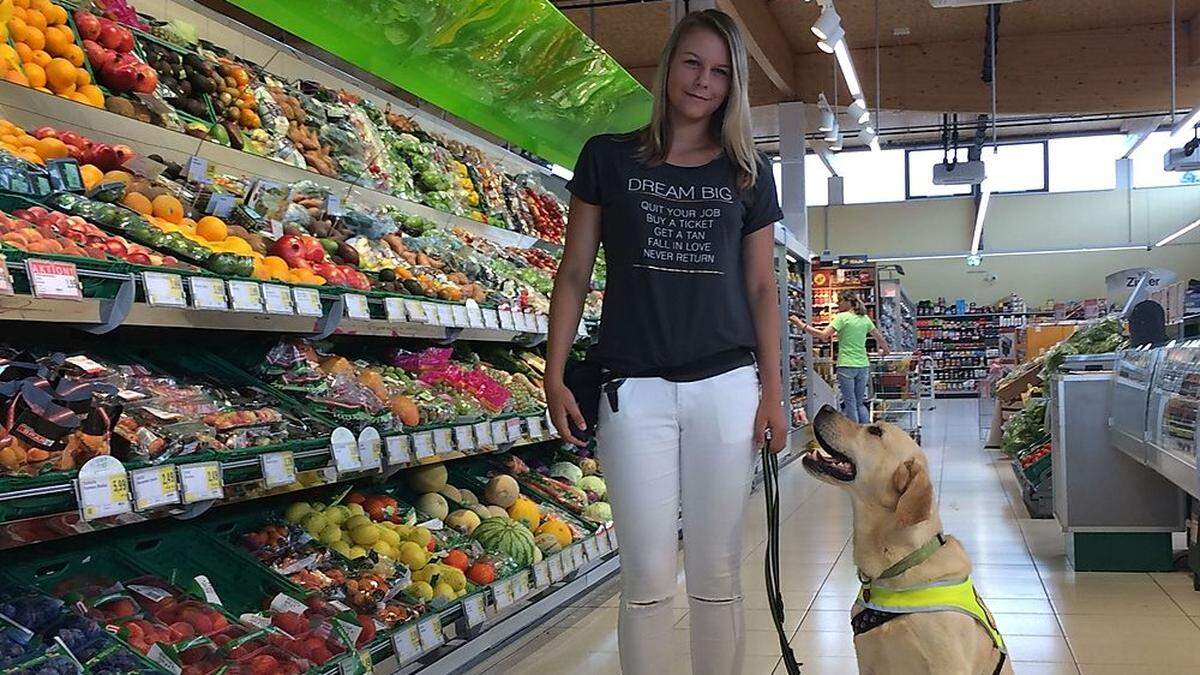 Larissa mit ihrem Sammy im Supermarkt